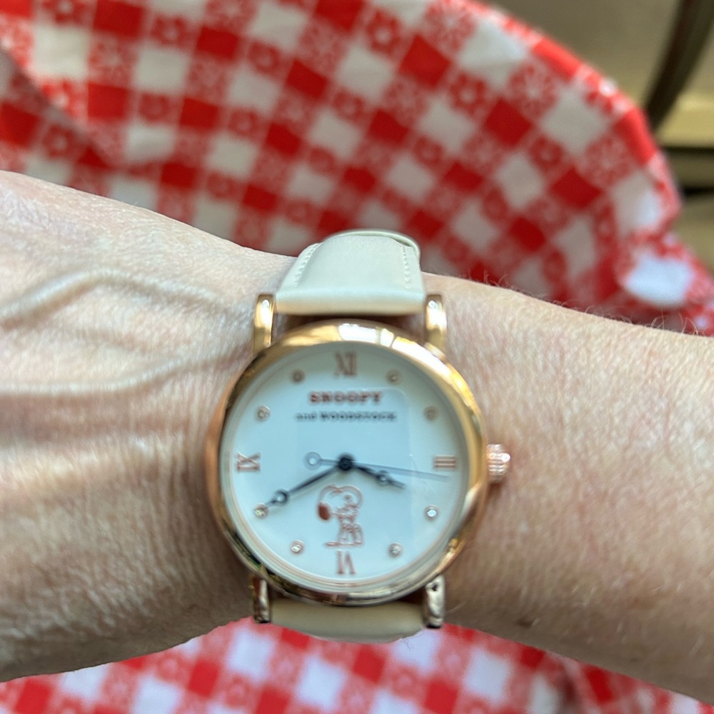 Cute ladies Snoopy watch.